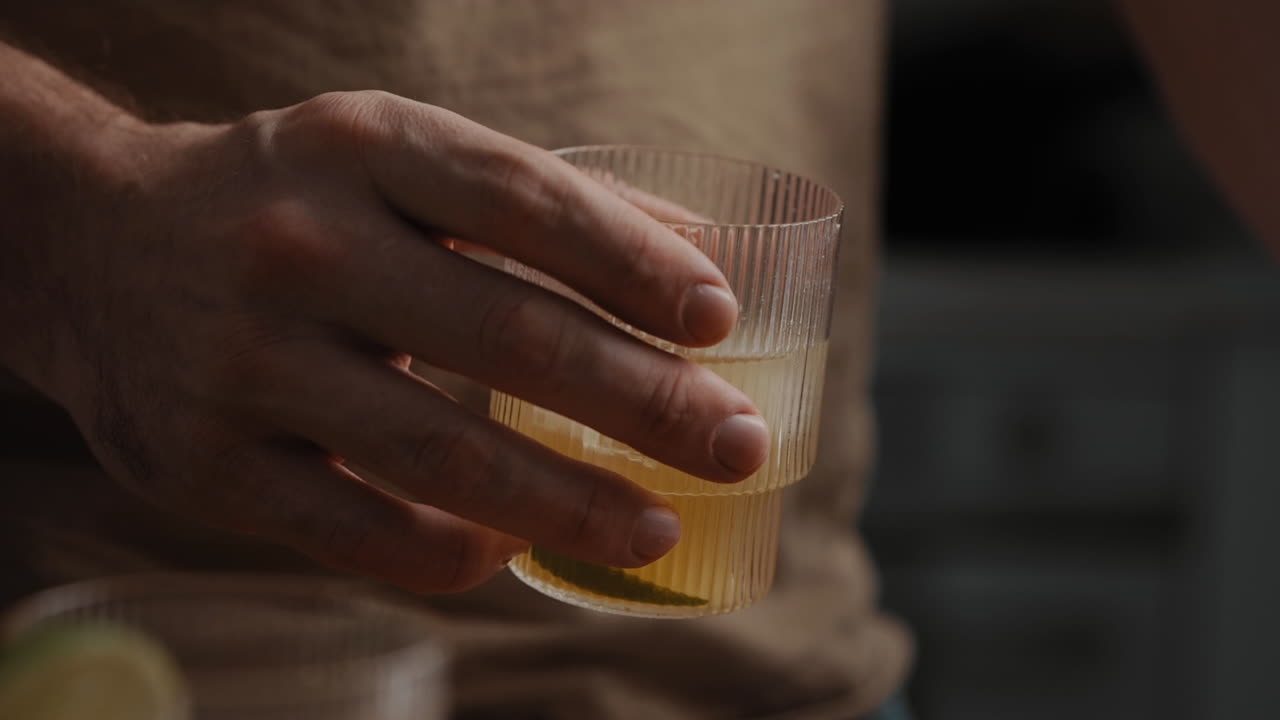 Elinde taze karışık kokteyl tutan genç erkek, 4K Ağır Çekim.