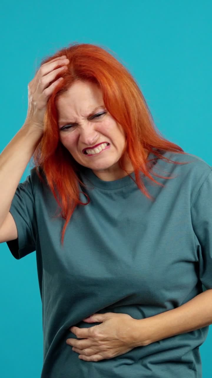 Donna che soffre di forte mal di testa e mal di stomaco