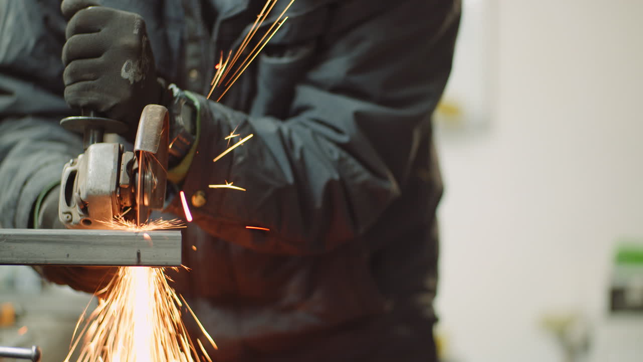 chispa que cae durante el corte de metal con amoladora angular