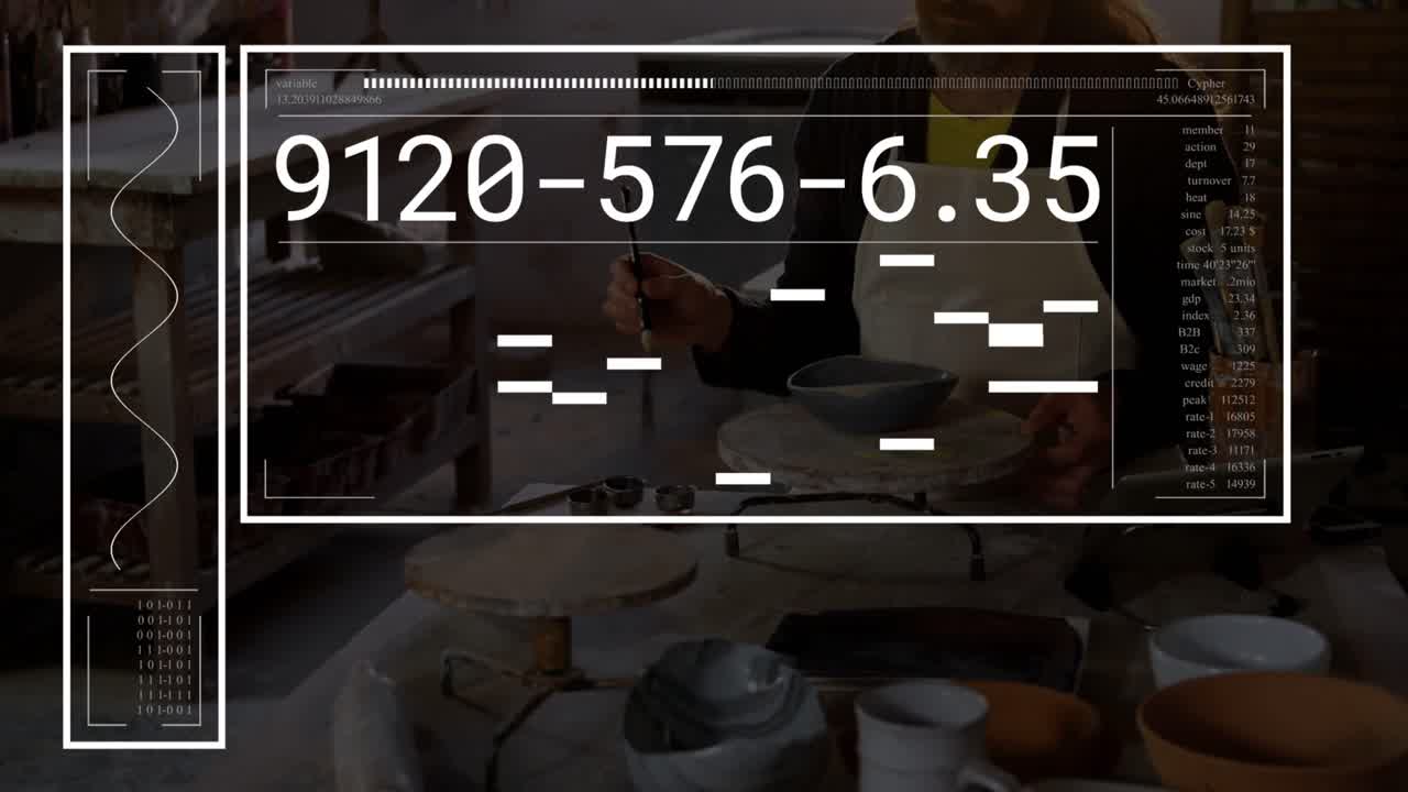 Un vasaio che spazzola una ciotola al banco, con una sovrapposizione che appare sulle mani e aggiorna i codici numerici per la ceramica.