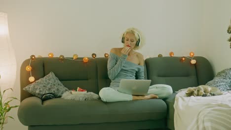 mujer descansando y trabajando desde casa