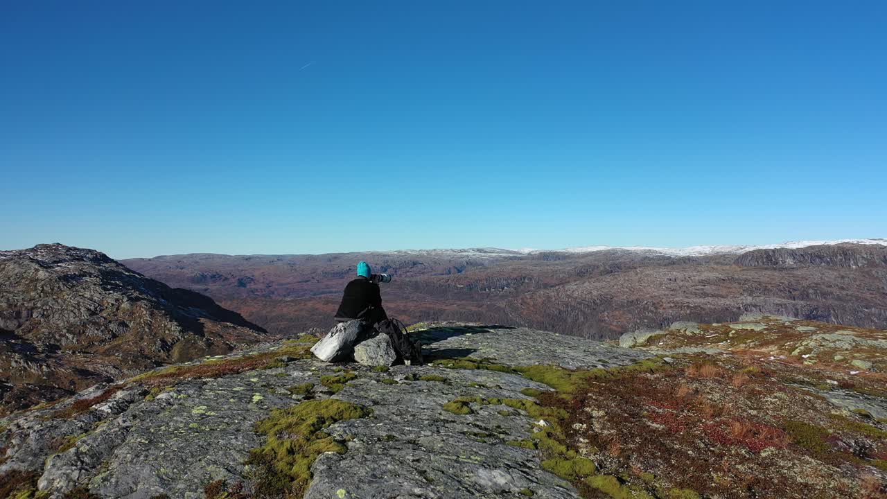 노르웨이 산의 가을에 삼각대와 텔레줌 렌즈로 사진을 찍는 풍경 사진작가