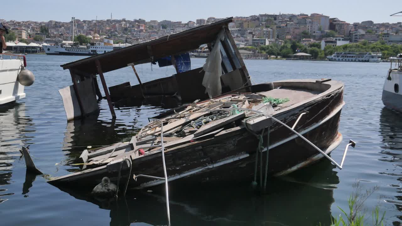 barco de madera hundido en un puerto