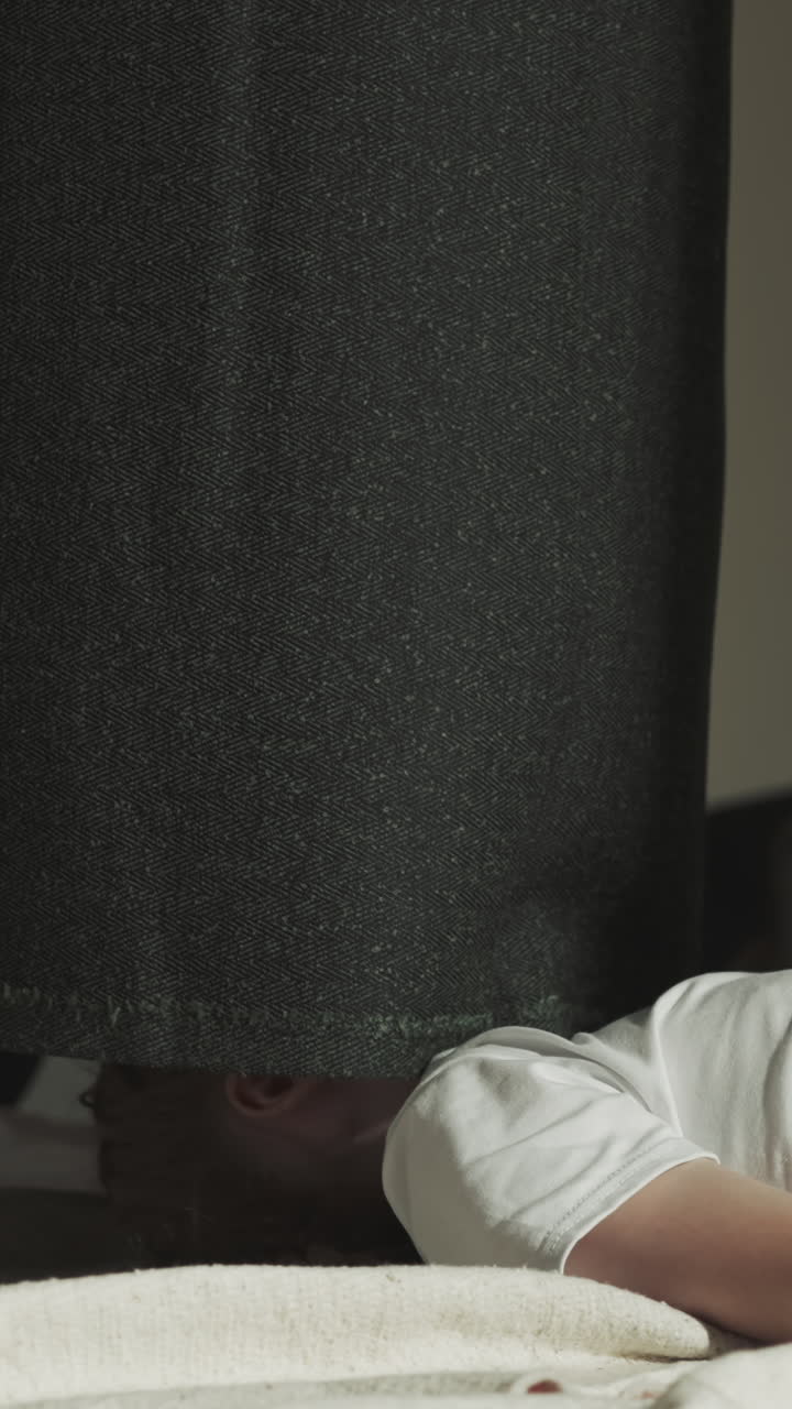 스포츠 센터에 누워있는 아이의 머리를 숨기는 시 가방: 옷의 가장자리는 전투 체육관에서 작은 소녀의 얼굴을 닫습니다.