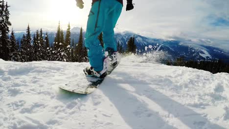 snowboarder snowboarding na śnieżnej górze