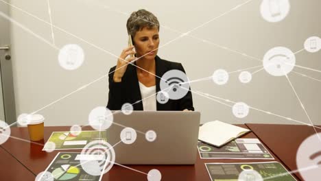 animación de una red de iconos digitales sobre una mujer de negocios caucásica hablando en su teléfono inteligente