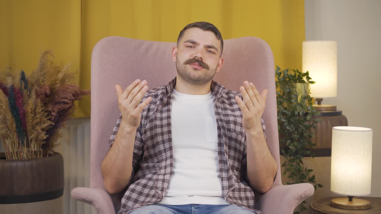 un hombre musulmán orando.