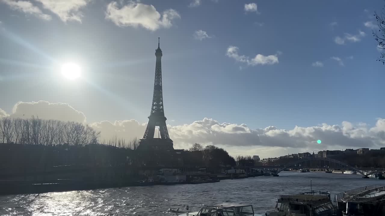 은 날 파리의 에펠탑