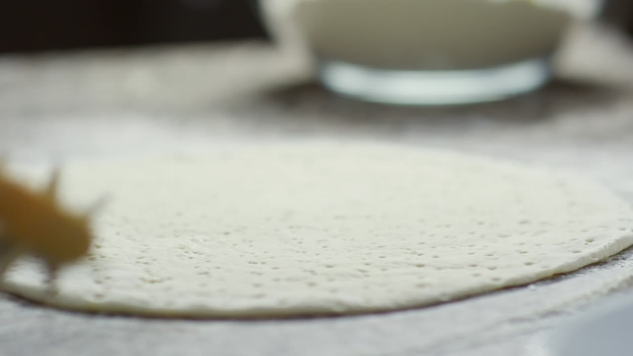 피자 반죽 롤러를 사용합니다.