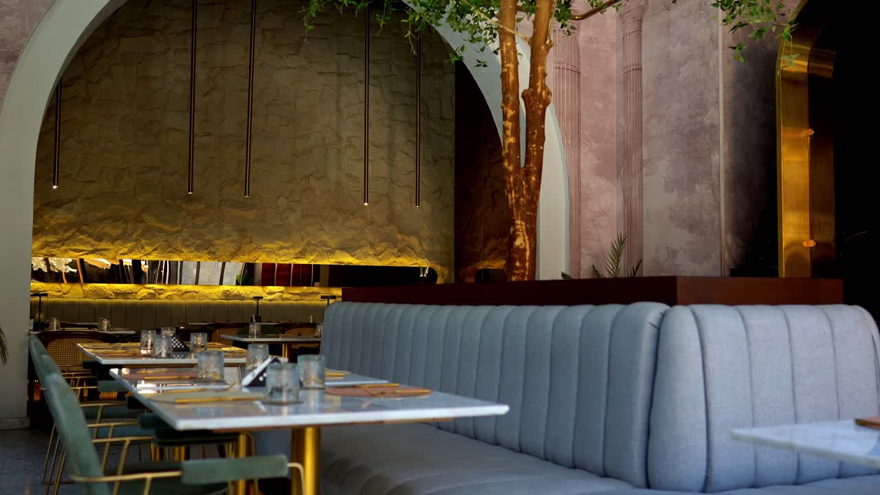 레스토랑에서 세련되고 가운 식탁의 앞면