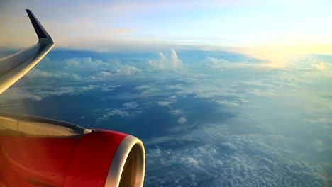 Schöne-Aussicht-Auf-Den-Morgenhimmel-Durch-Die-Fenster-Eines-Verkehrsflugzeugs