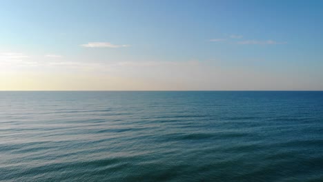 Antenne:-Fliegen-Sie-Vom-Strand-Ins-Offene-Wasser