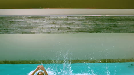 Hermano-Y-Hermana-Saltando-Hacia-Atrás-En-La-Piscina