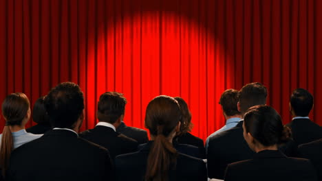 personas de negocios viendo un escenario