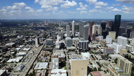 Toma-De-Seguimiento-Aéreo-Con-Vistas-Al-Paisaje-Urbano-Del-Centro-De-Houston,-Soleado-Tx,-Estados-Unidos