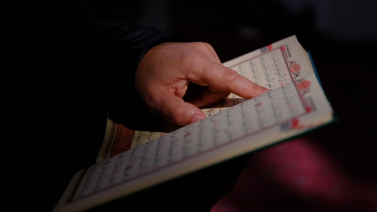 남자는 햇빛에 꾸란을 읽습니다