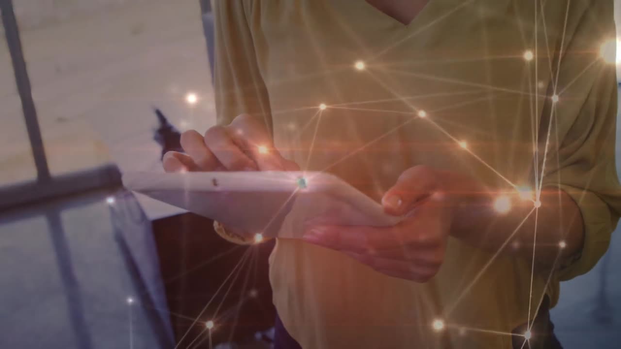 animación de la red de conexiones a través de una mujer de negocios caucásica usando una tableta