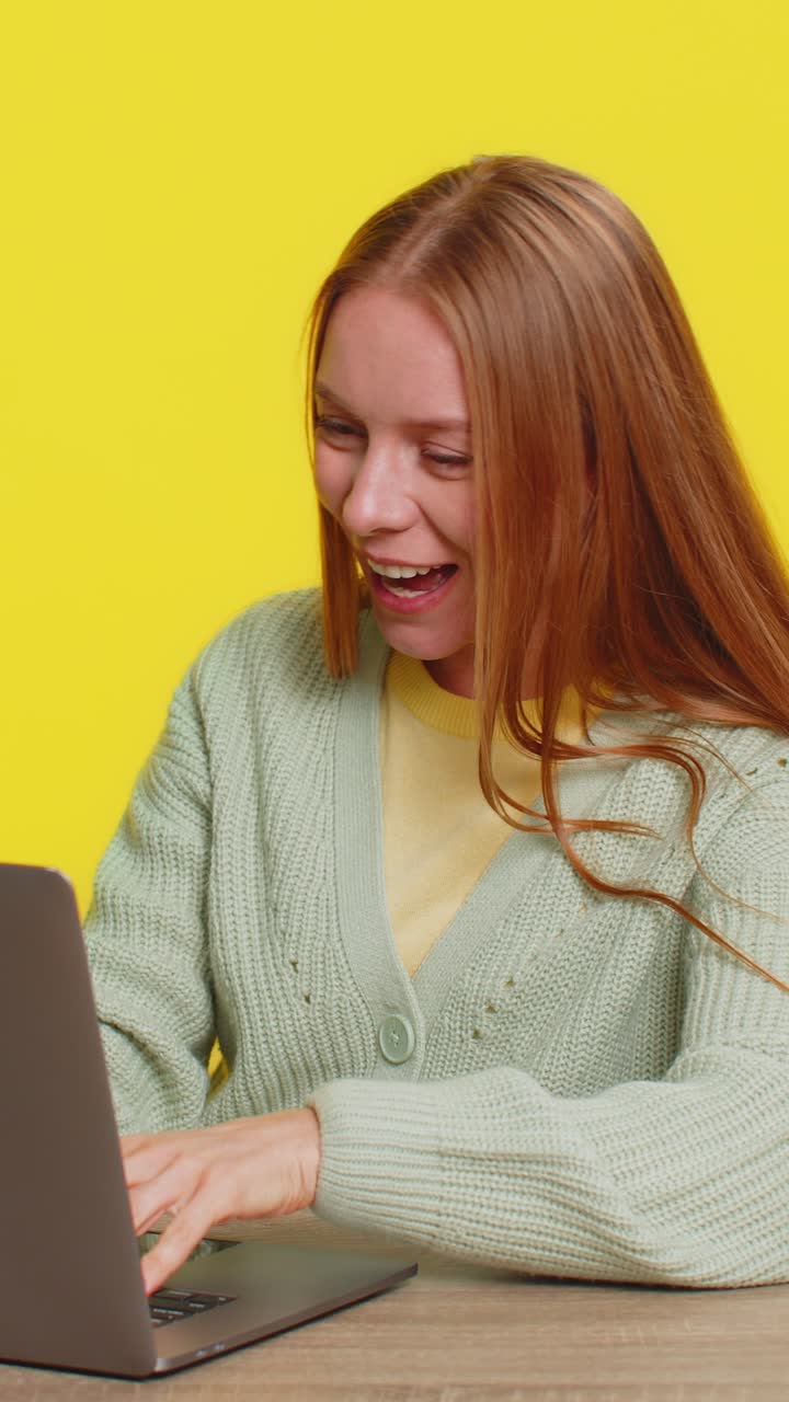 mujer feliz trabajando en la computadora portátil conmocionada por la victoria celebrar la victoria logro de la meta buenas noticias de carrera