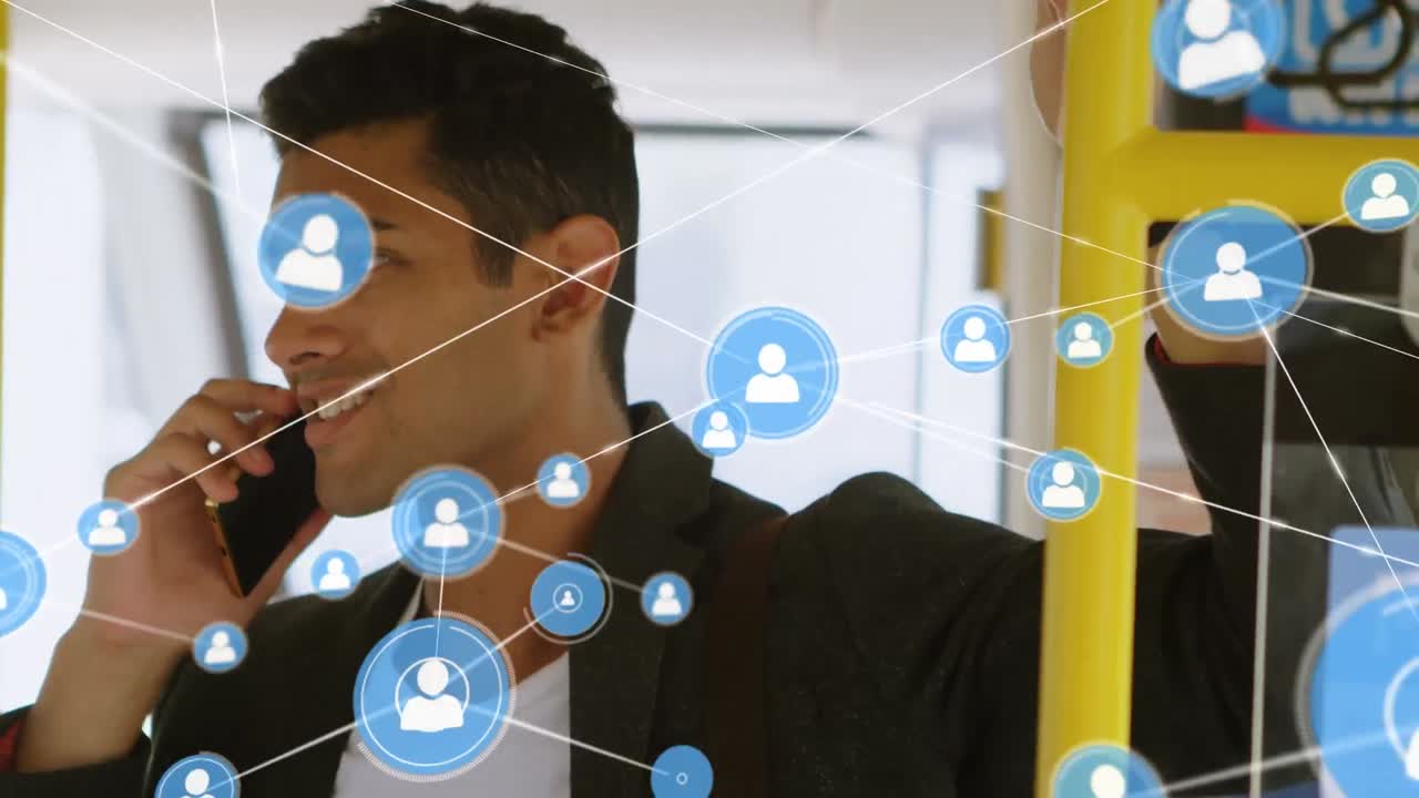 animación de la red de conexiones con las personas iconos sobre empresario biracial usando teléfono inteligente