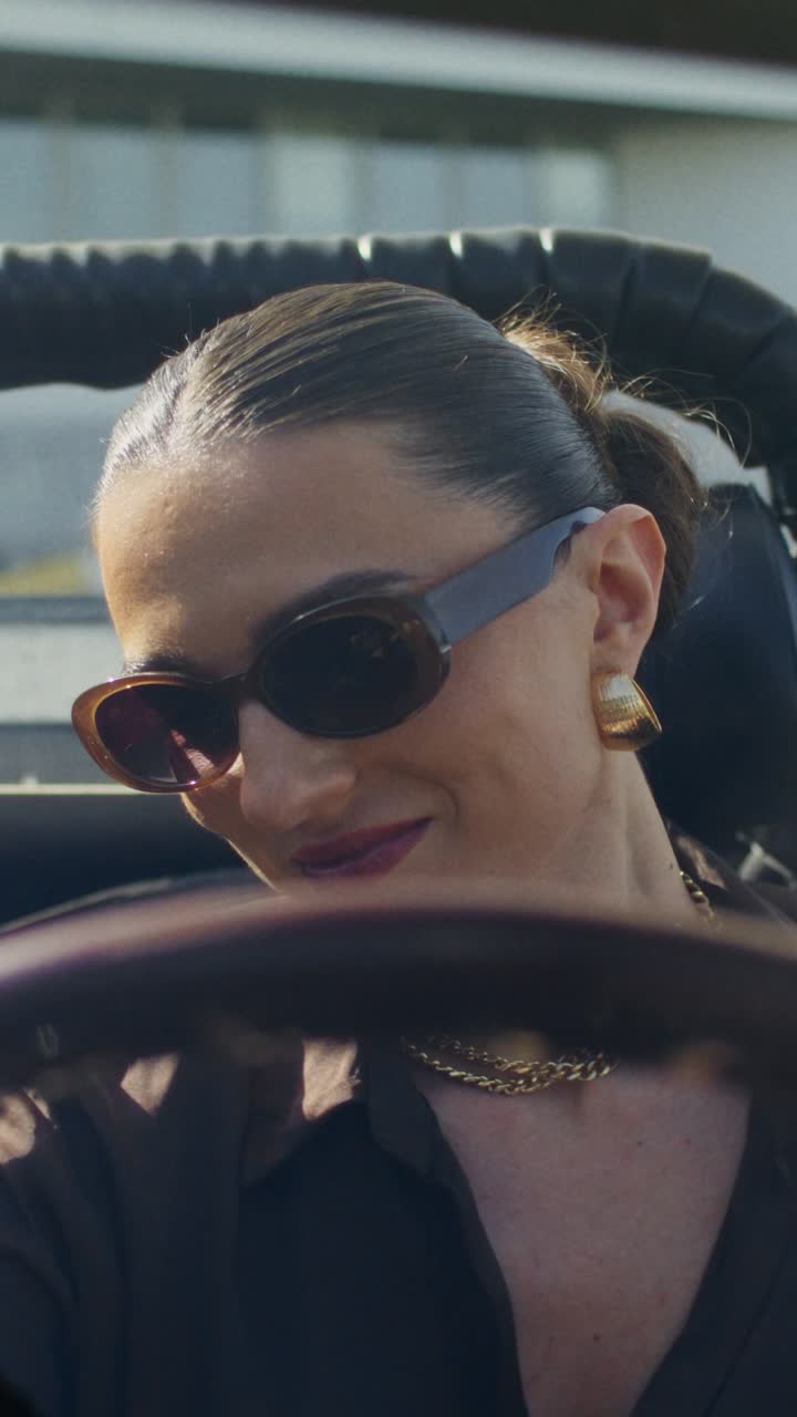 mujer conduciendo un automóvil