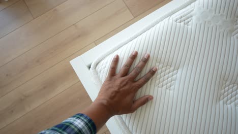 una persona sosteniendo un colchón blanco