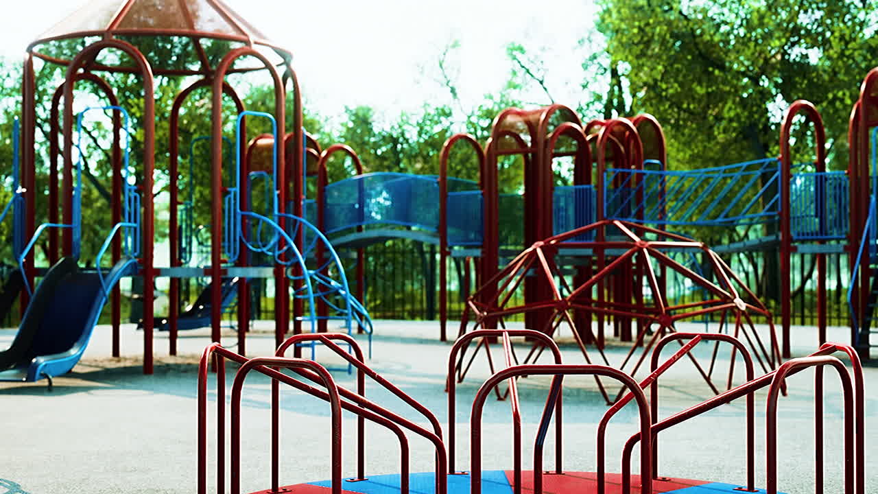 patio de recreo para niños de colores vacío en el parque