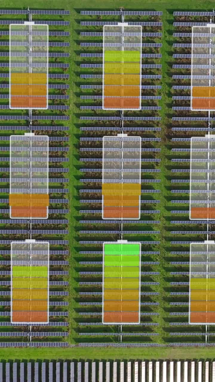 Animazione sovrapposta di batteria digitale su una vasta fattoria di pannelli solari che rappresenta l'accumulo di energia per i data center AI. Video verticale