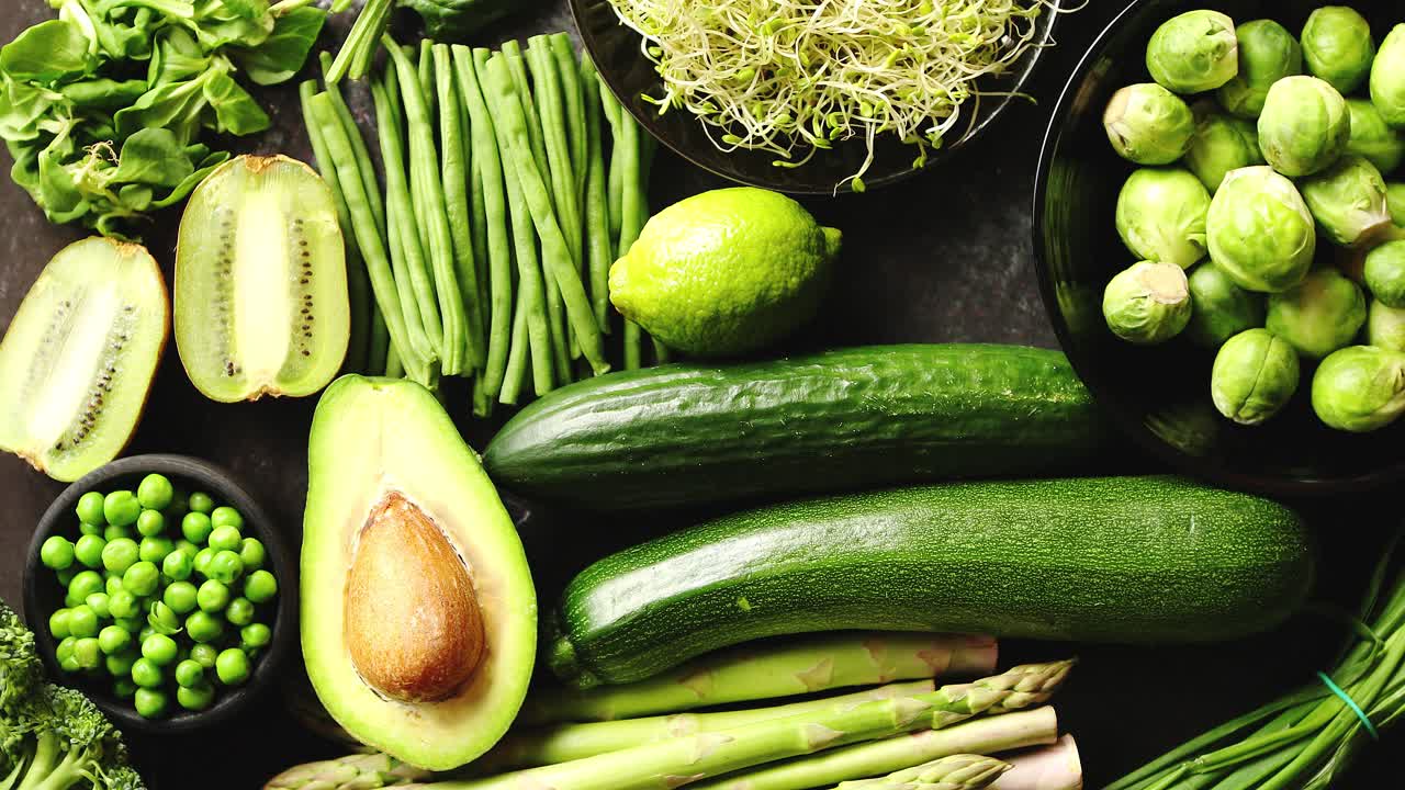 아보카도 브로콜리 사과 스무디를 곁들인 녹색 건강 식품 구성