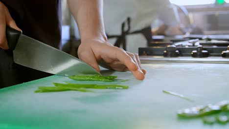 Chef-cutting-vegetables-in-kitchen-4k