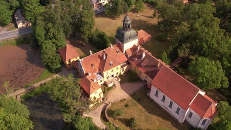 Pequeña-Ciudad-De-Straupe-Junto-Al-Antiguo-Palacio-De-Straupe