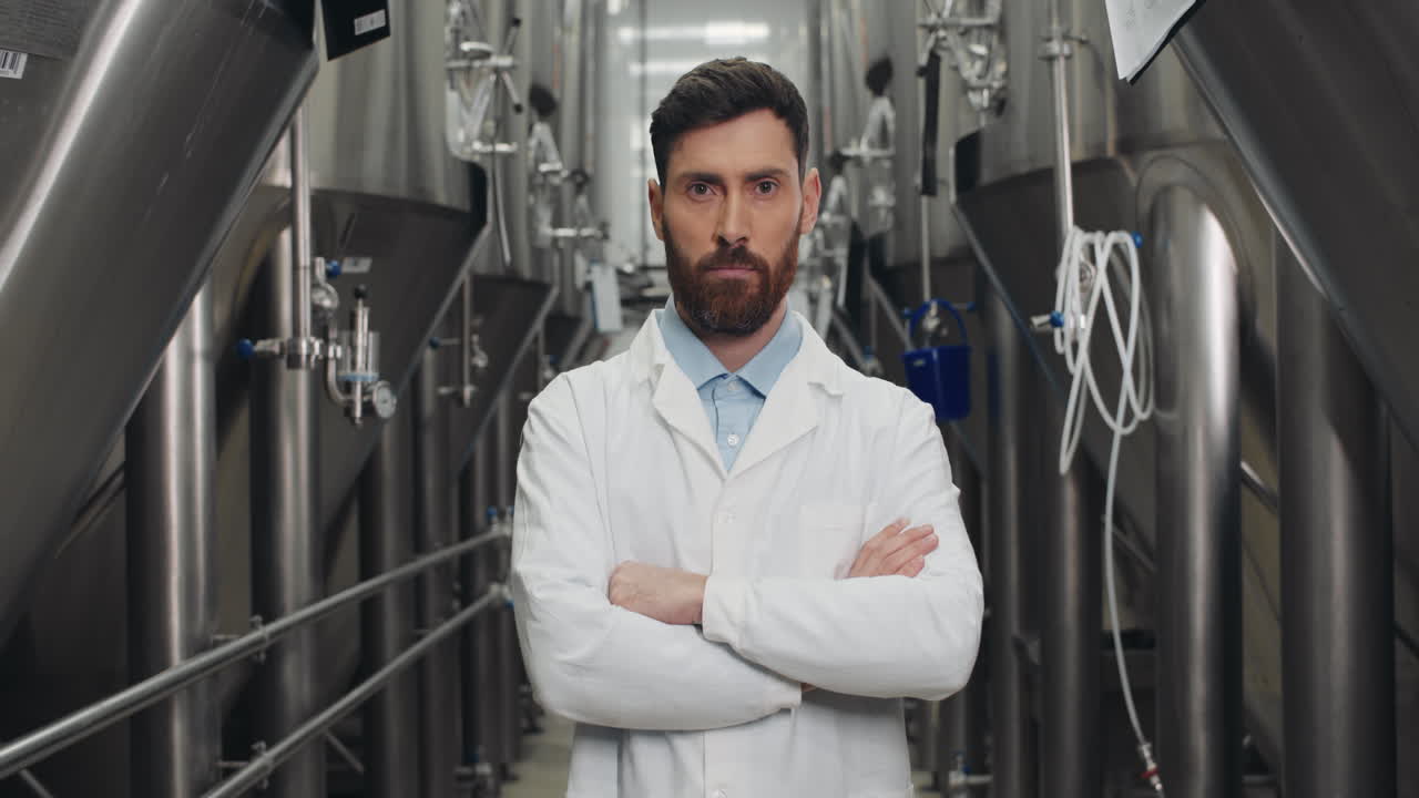 Científico en una cervecería