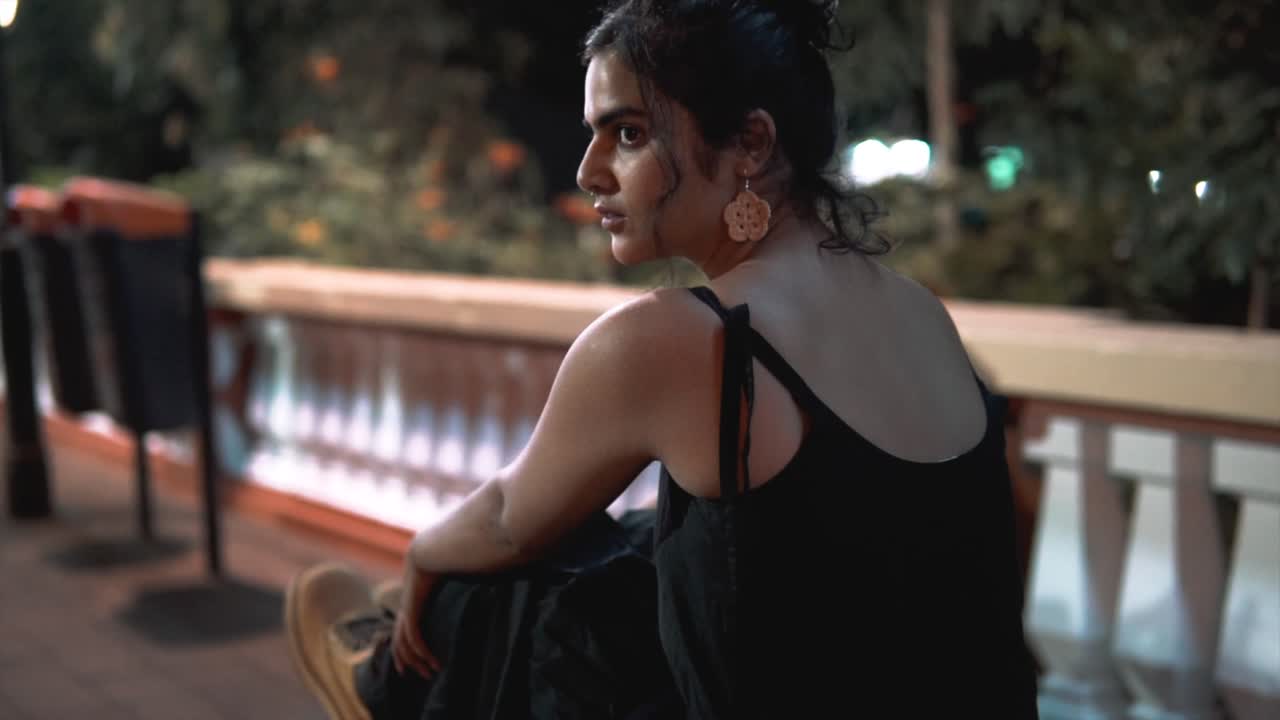 atractiva chica india mirando hacia atrás a la cámara