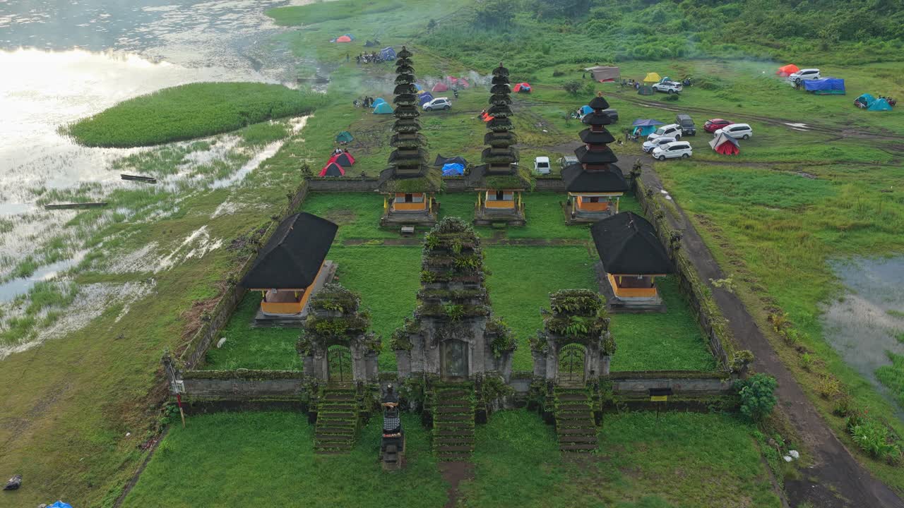 Pemandangan udara pura Hindu Bali di tepi Danau Tamblingan