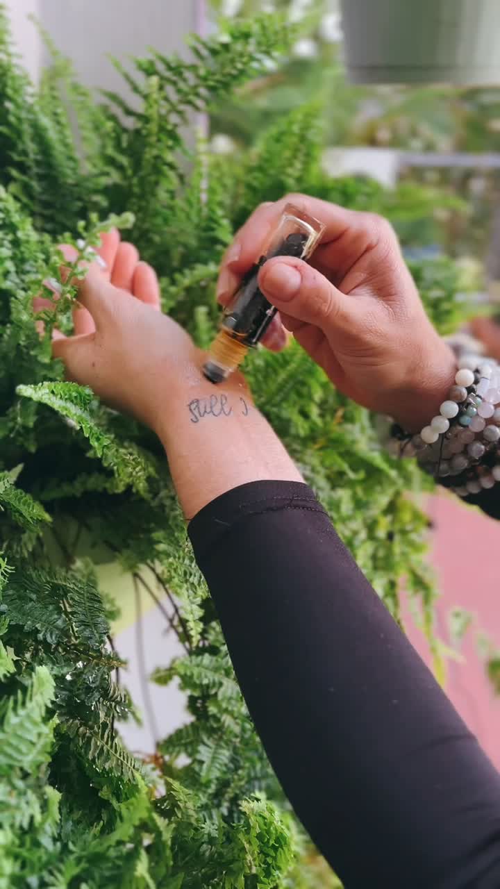 Aplicando aceite esencial a un tatuaje