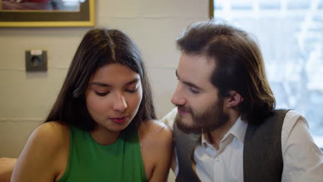 una pareja feliz en una cita.