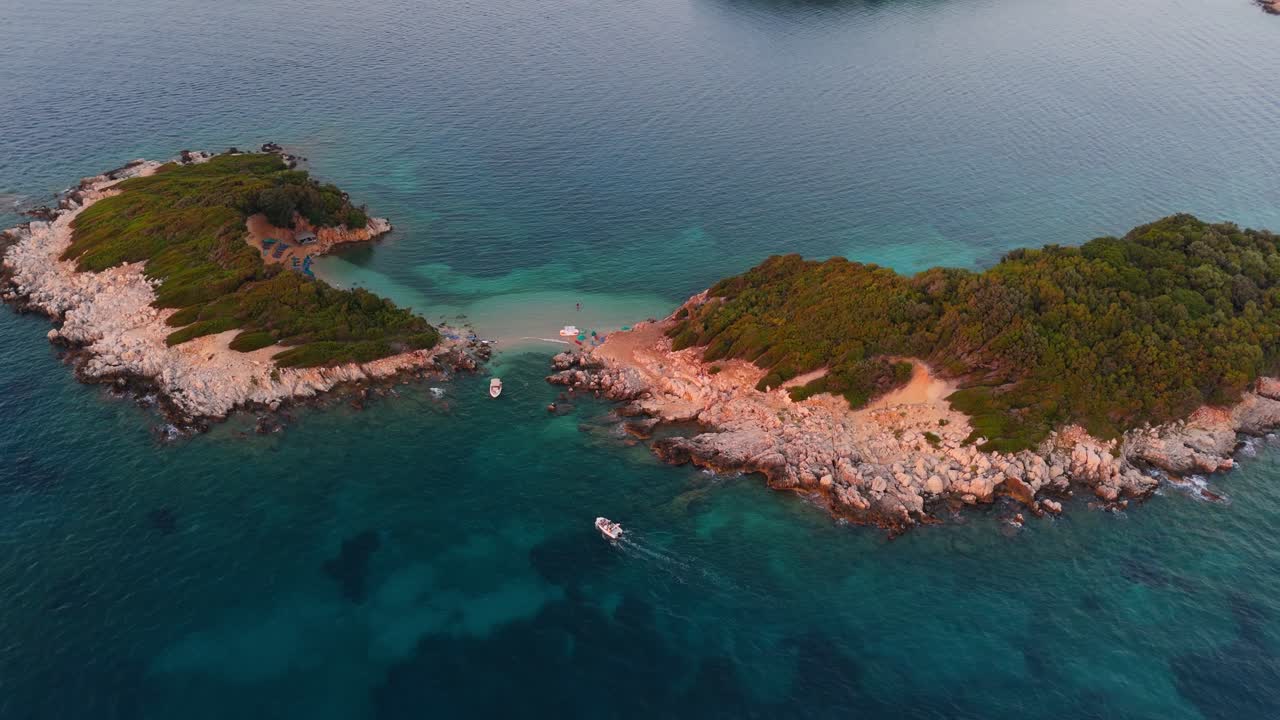 Le splendide acque turchesi di Ksamil che circondano isole rocciose al tramonto, vista aerea