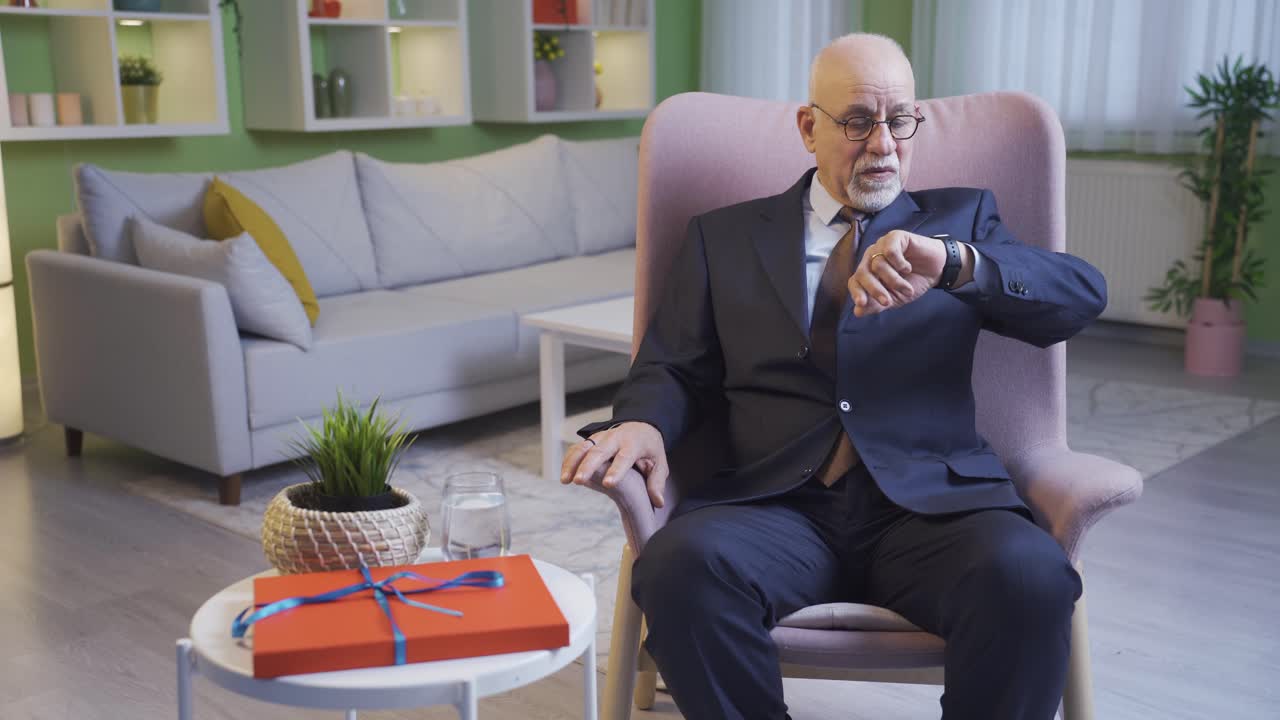 특별한 날 할아버지를 방문하러 온 사랑스러운 손자입니다.