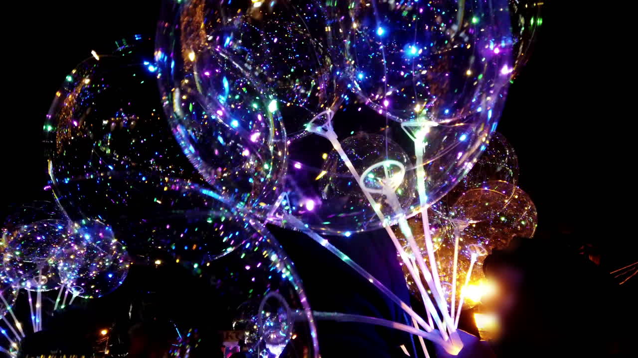 Transparante LED-ballon met veelkleurige lichtgevende slinger. Levendige lichten 's nachts