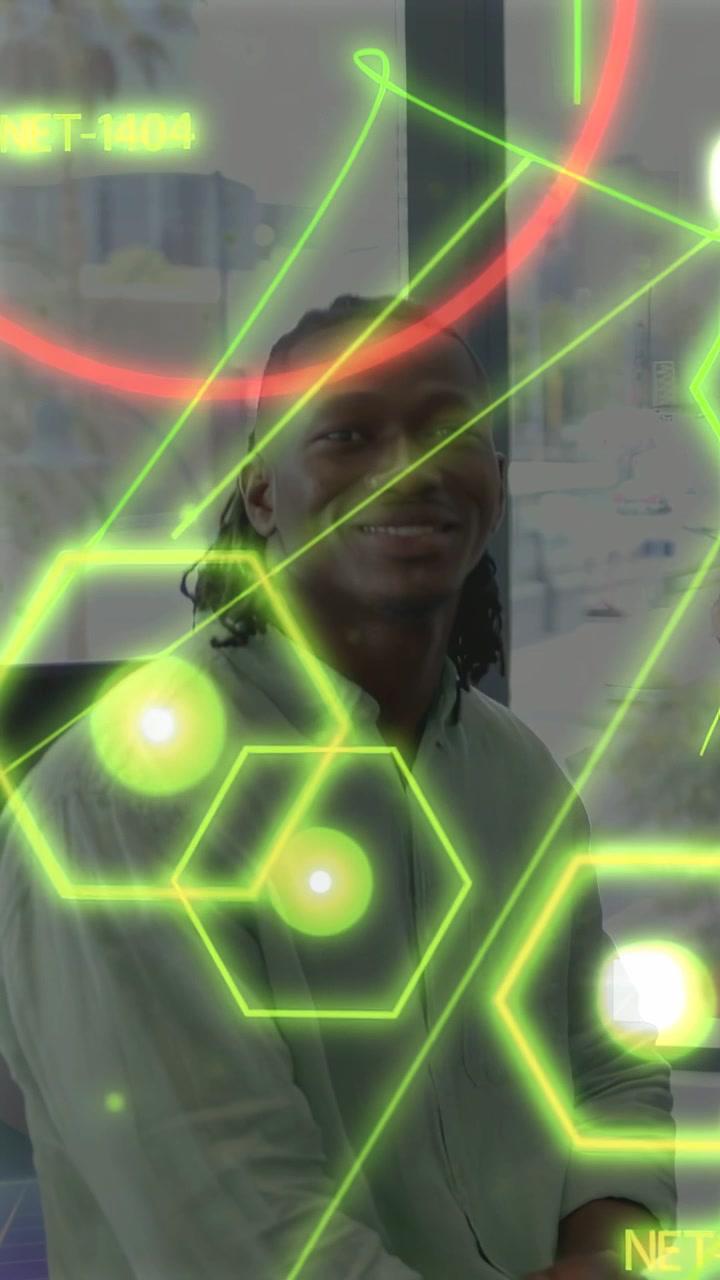 Vídeo vertical: Homem falando, virando-se para a câmera enquanto um hexágono neon obscurece o rosto, apresentando tecnologia.
