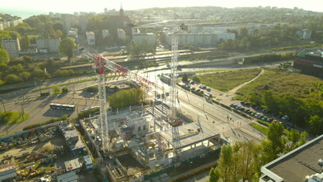 Grúas-Torre-Industriales-De-Pie-En-El-Sitio-De-Construcción-En-Un-Día-Soleado-En-La-Ciudad-De-Gdynia-En-Polonia