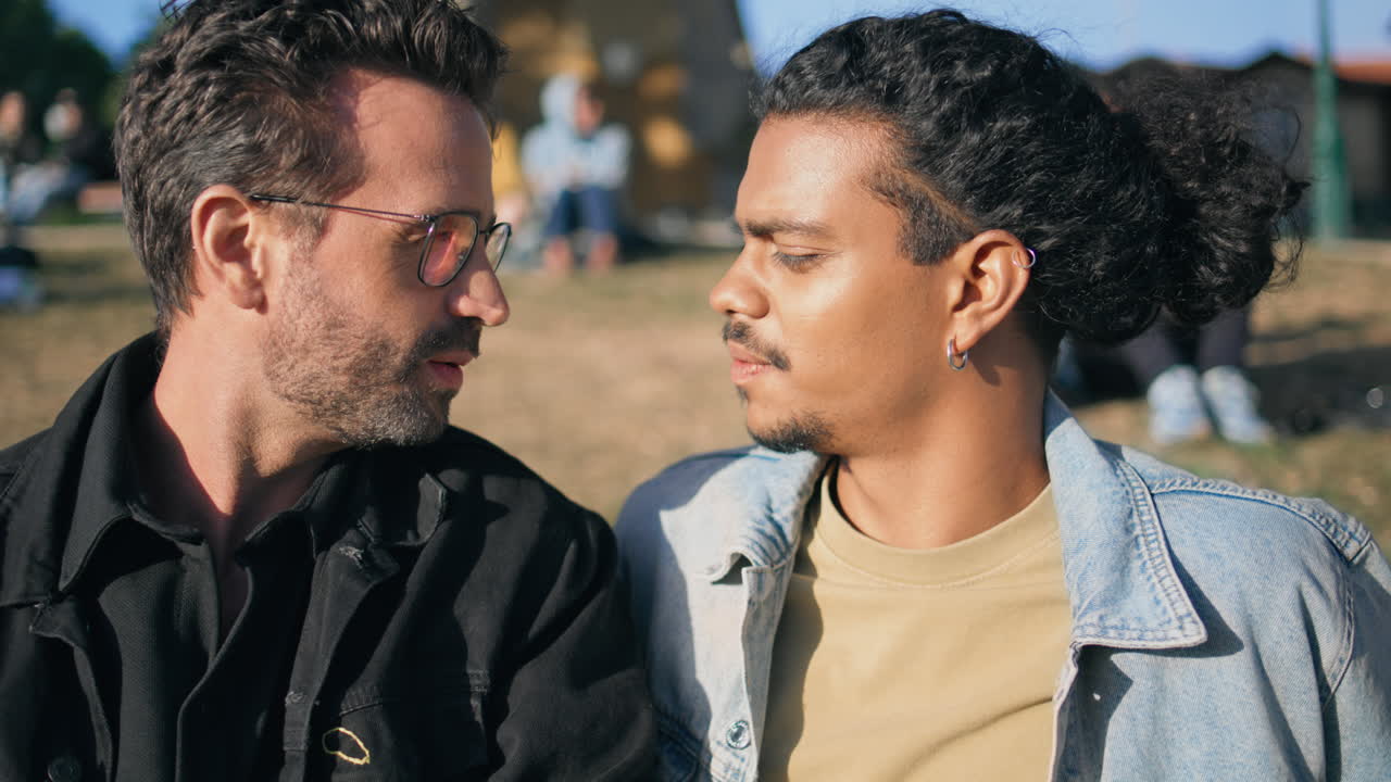 dos hombres hablando en un parque