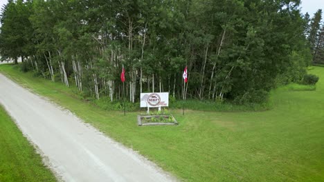 Groß-Herauszoomen-Kanadische-Landschaft-Mbfi-Manitoba-Saskatchewan-Alberta-Rindfleisch-Futter-Brookedale-Demonstration-Landwirtschaftlicher-Bauernhof-Schild-Feld-Prärien-Autobahn-Land-Im-Freien-Tierwelt