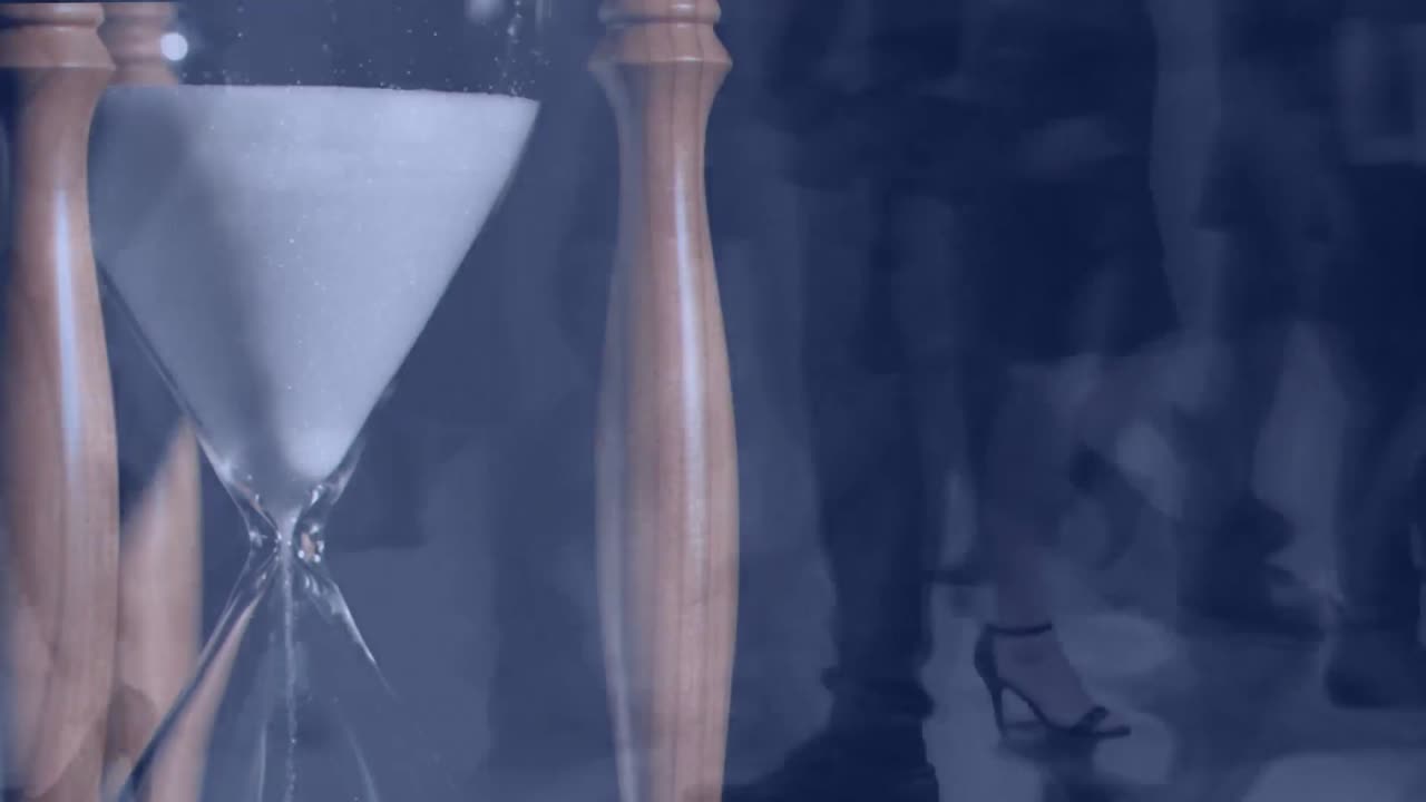 personas caminando rápido con reloj de arena en primer plano