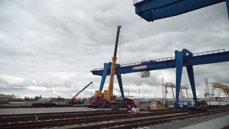 operaciones de grúas en un puerto o en un sitio de construcción