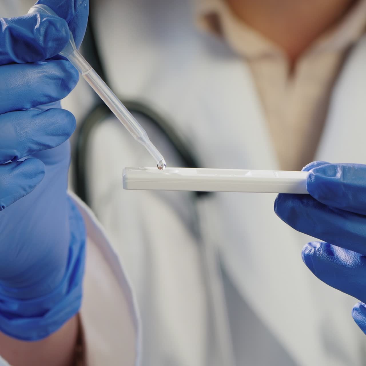 lægen foretager en ekspress influenza-test