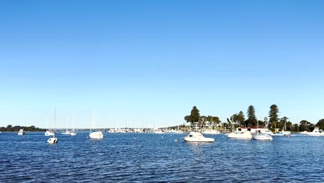 Swan-River-with-boats-at-Peppermint-Grove,-Perth,-Western-Australia