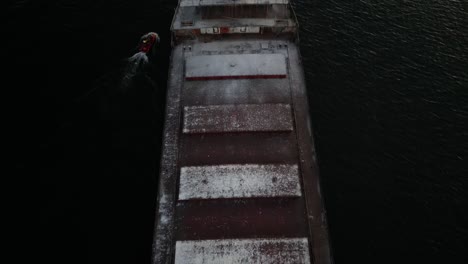 Sobrevolando-Un-Abundante-Barco-En-Crédito-Portuario-Durante-La-Tarde