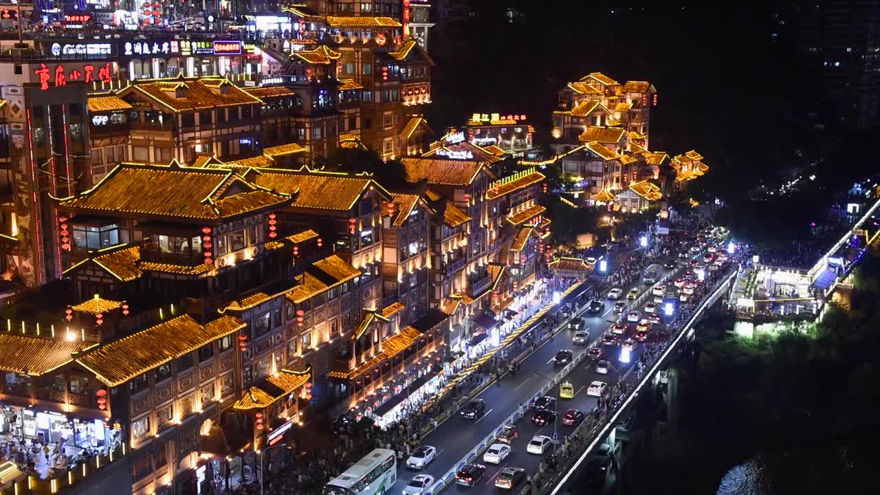 Hang Hồng Nhai, còn được gọi là Hongya Dong, là một địa danh nổi tiếng ở khu Yuzhong của Trùng Khánh. Quần thể kiến trúc nổi bật này được xây dựng trên một vách đá nhìn ra sông Gia Lăng.