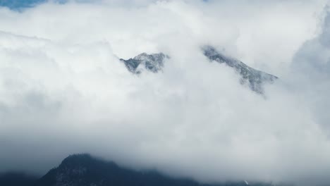 lapso de tiempo de nubes blancas moviéndose alrededor del pico de la montaña en los alpes