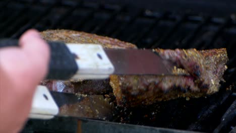se cubren dos filetes de costilla gruesos y jugosos mientras se cierra la tapa de la parrilla.